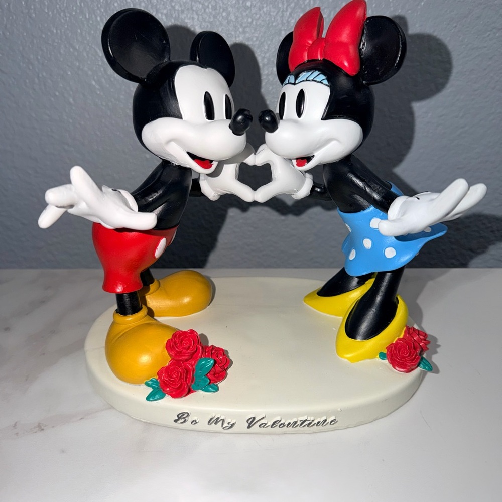 Disney Mickey and Minnie Mouse Valentine's Day Figurine